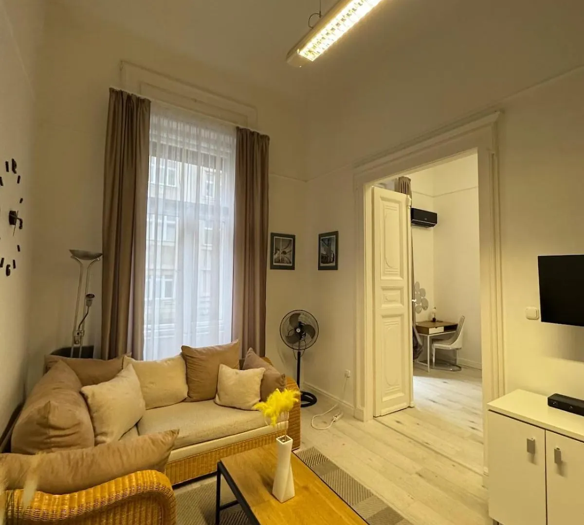 Chic Soho Retreat - Downtown Apartment Budapest Hungary