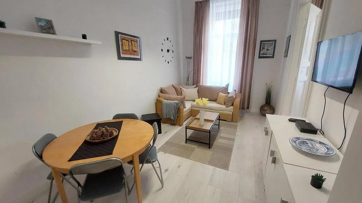 Chic Soho Retreat - Downtown Apartment Budapest
