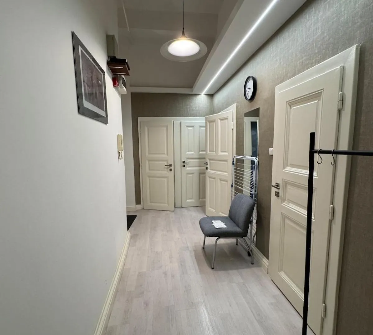 Chic Soho Retreat - Downtown Apartment Budapest