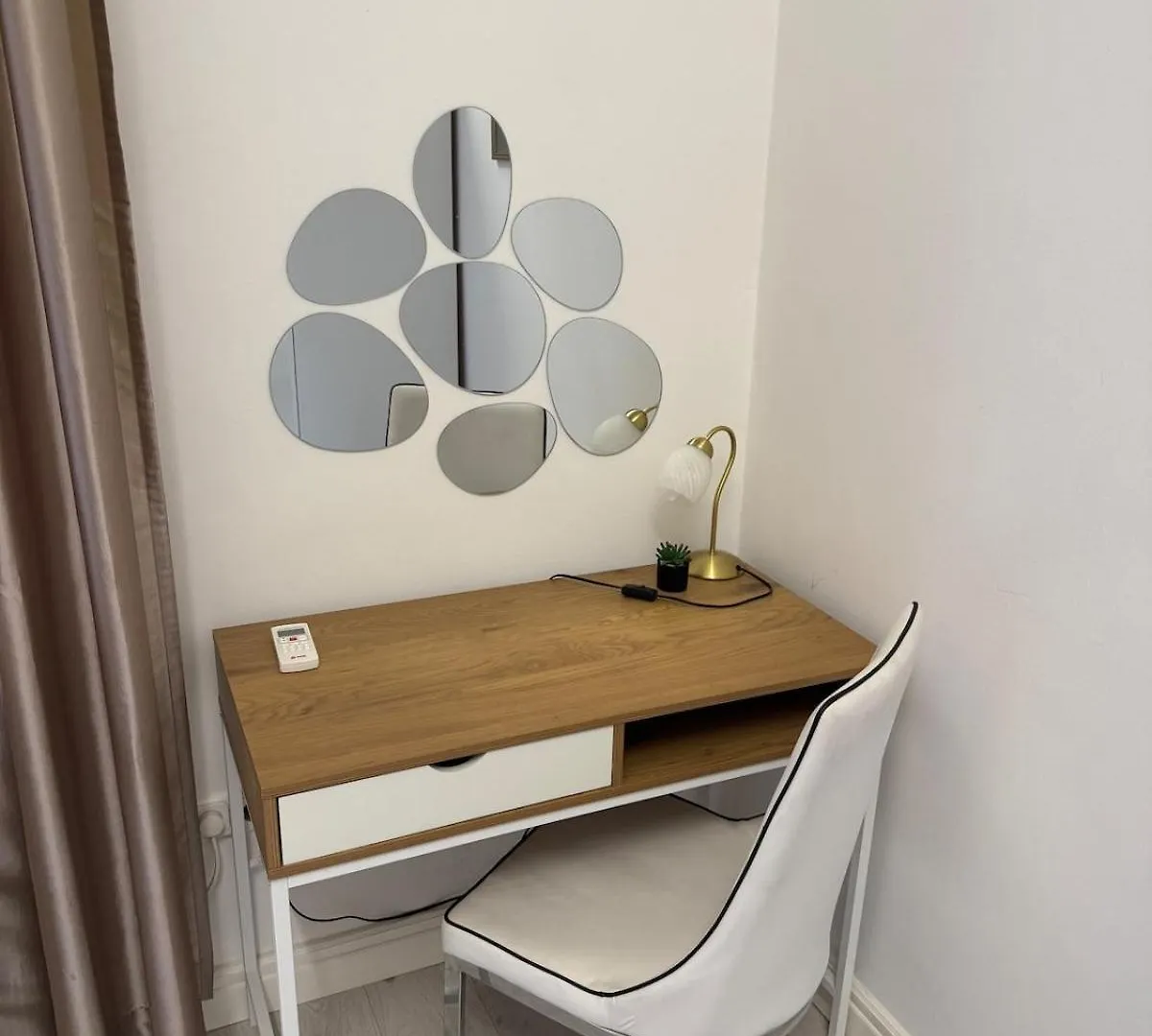 Chic Soho Retreat - Downtown Apartment Budapest