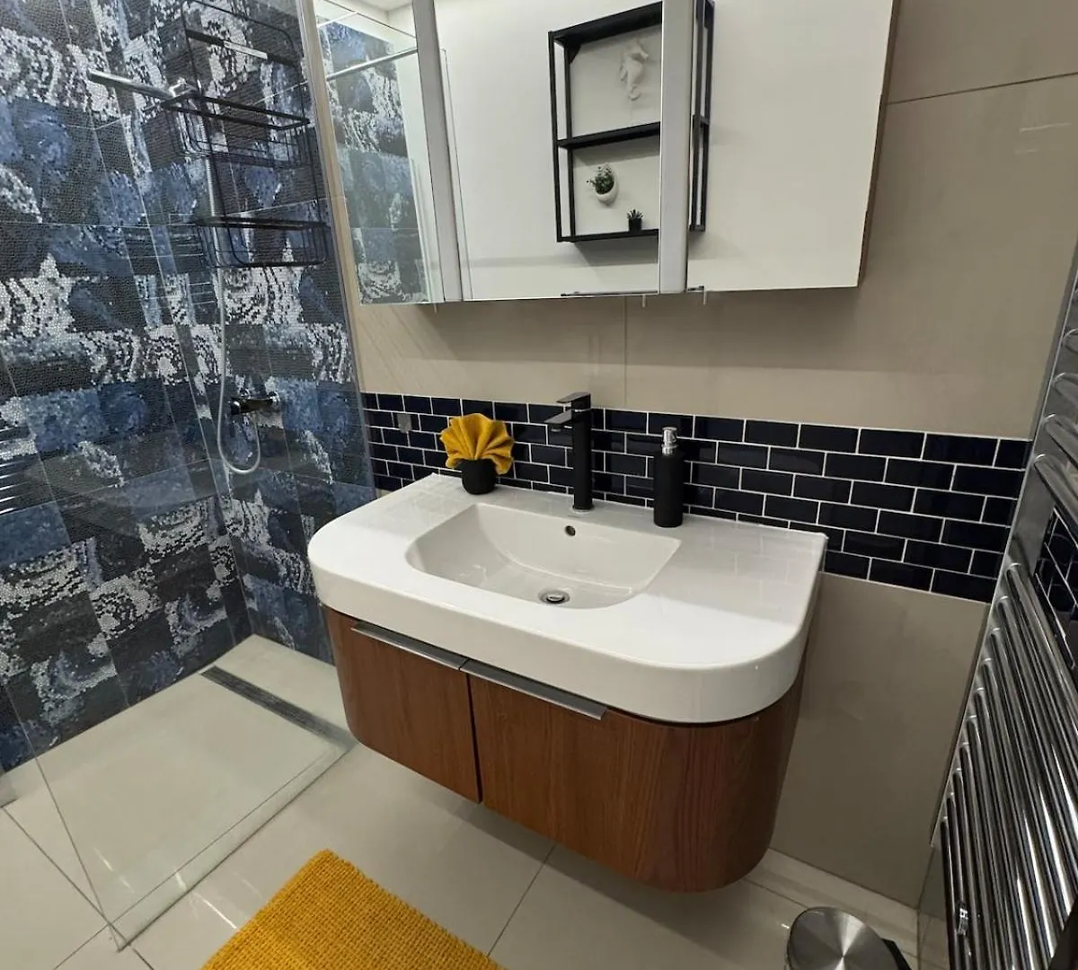 Chic Soho Retreat - Downtown Apartment Budapest