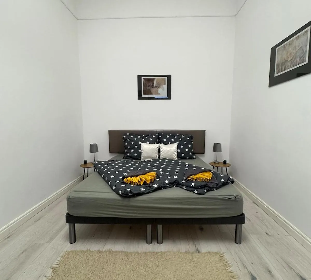 Chic Soho Retreat - Downtown Apartment Budapest