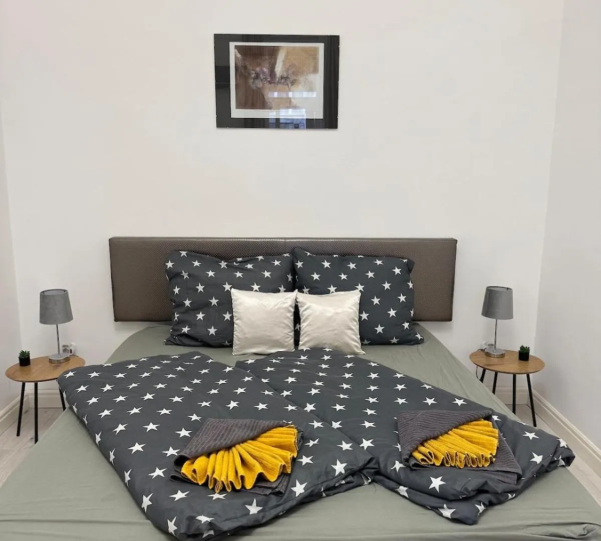 Chic Soho Retreat - Downtown Apartment Budapest