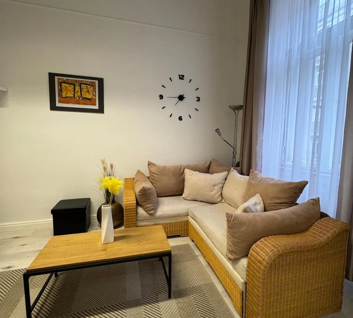 Chic Soho Retreat - Downtown Apartment Budapest